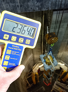An SP Hand Held Plus is used to monitor the weight of cylinder.